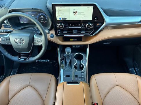 New 2026 Toyota Highlander Platinum AWD/4WD image 10