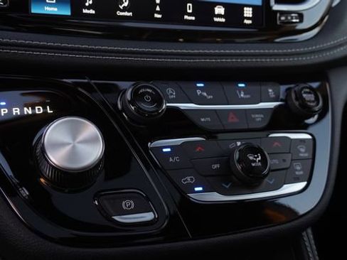 New 2026 Chrysler Pacifica Limited w/ Uconnect Theater Family Group FWD image 26