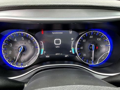 Used 2025 Chrysler Pacifica Limited AWD/4WD image 13