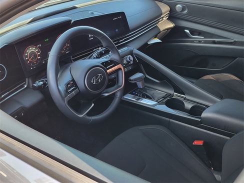 Used 2023 Hyundai Elantra SEL w/ Convenience Package image 3