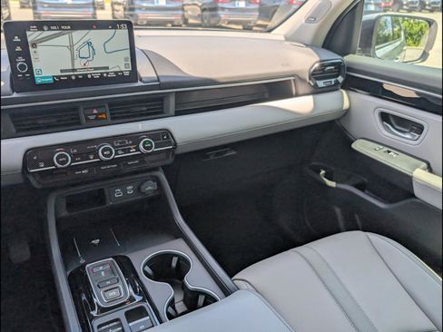 Certified 2025 Honda Pilot Touring image 9