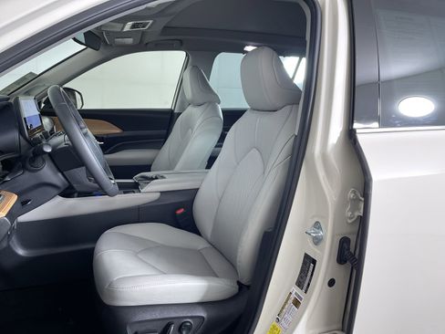 Used 2024 Toyota Grand Highlander AWD image 15