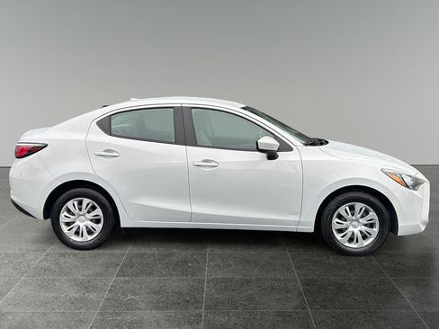 Used 2020 Toyota Yaris L image 9