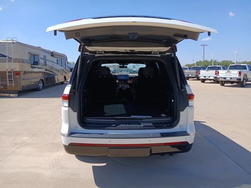 Used 2024 Lincoln Navigator Reserve AWD/4WD image 5