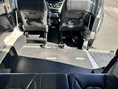 Used 2024 Chrysler Pacifica Touring-L FWD image 2