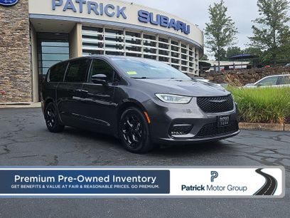Used 2023 Chrysler Pacifica Limited w/ S Appearance Package