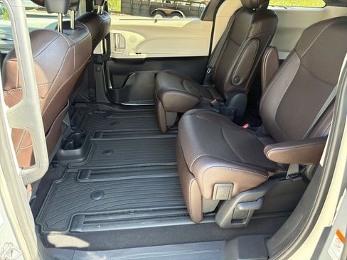Used 2021 Toyota Sienna Platinum FWD image 22