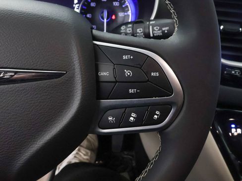 Used 2023 Chrysler Pacifica Touring-L FWD image 17