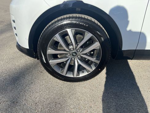 New 2025 Land Rover Discovery Metropolitan Edition image 9