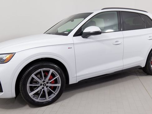 Used 2024 Audi Q5 e Premium Plus w/ Premium Plus Package image 4