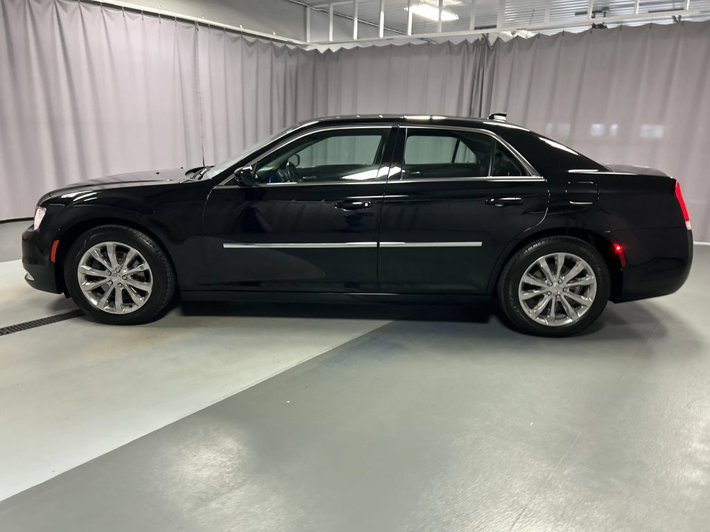 Used 2017 Chrysler 300 Limited AWD/4WD image 4