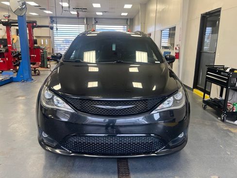 Used 2018 Chrysler Pacifica Touring-L w/ S Appearance Package FWD image 16