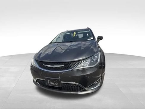 Used 2018 Chrysler Pacifica Touring-L Plus w/ Tire & Wheel Group FWD image 4