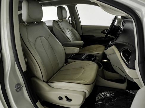 Used 2020 Chrysler Pacifica Limited w/ Advanced Safetytec Group FWD image 29