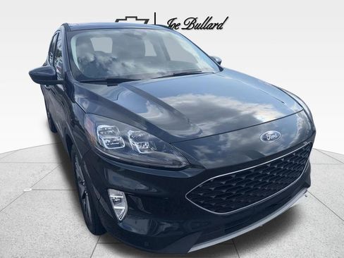 Used 2022 Ford Escape Titanium image 3