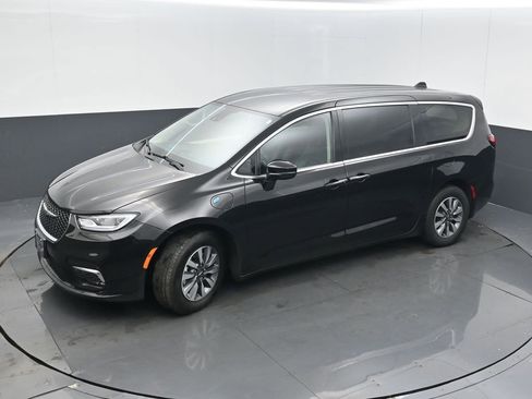 Certified 2024 Chrysler Pacifica Select image 39