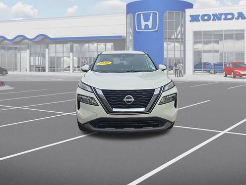 Used 2023 Nissan Rogue SV image 2