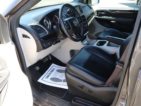 Used 2017 Dodge Grand Caravan SXT FWD image 10