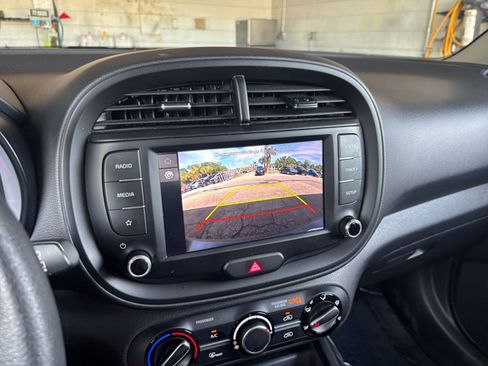 Used 2025 Kia Soul LX w/ LX Technology Package FWD image 23