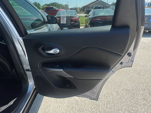 Used 2019 Jeep Cherokee Limited w/ Luxury Group AWD/4WD image 17