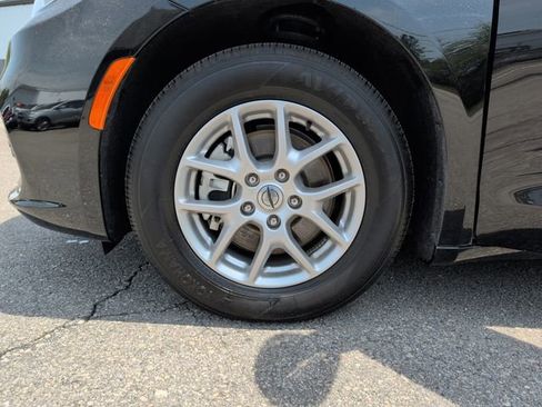Used 2025 Chrysler Pacifica Select FWD image 30