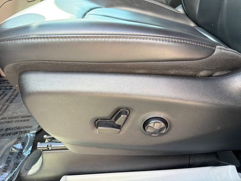 Used 2023 Chrysler Pacifica Touring-L FWD image 13