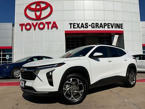 Used 2025 Chevrolet Trax LT image 2