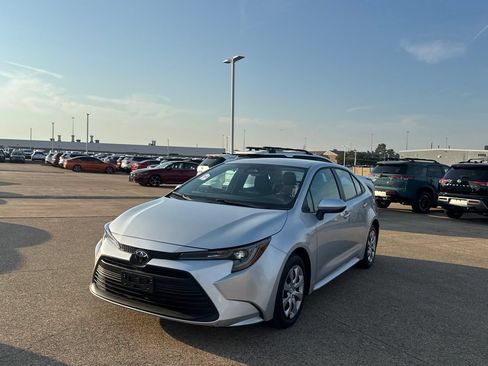 Used 2025 Toyota Corolla LE FWD image 7