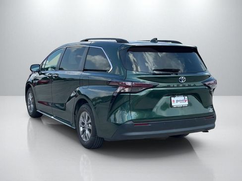 Used 2023 Toyota Sienna XLE FWD image 7