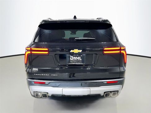 Used 2025 Chevrolet Traverse LT image 6
