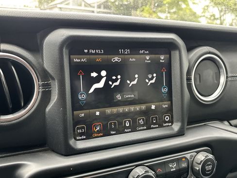 Certified 2020 Jeep Gladiator Overland AWD/4WD image 11