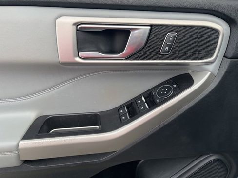 Used 2022 Ford Explorer XLT w/ Equipment Group 202A image 10