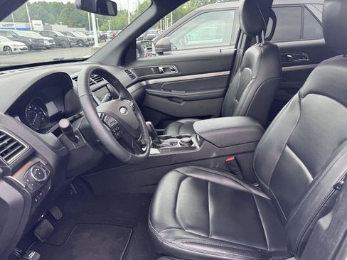 Used 2019 Ford Explorer XLT w/ Equipment Group 202A AWD/4WD image 10