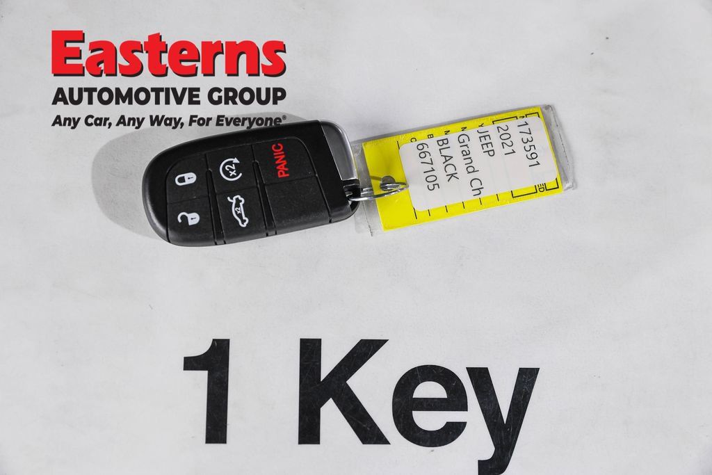 Used 2021 Jeep Grand Cherokee Laredo AWD/4WD image 26