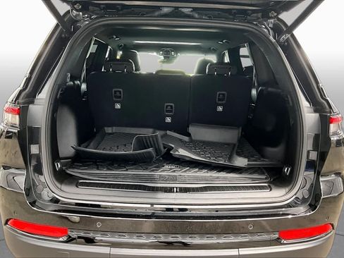 Used 2025 Jeep Grand Cherokee Altitude RWD image 36