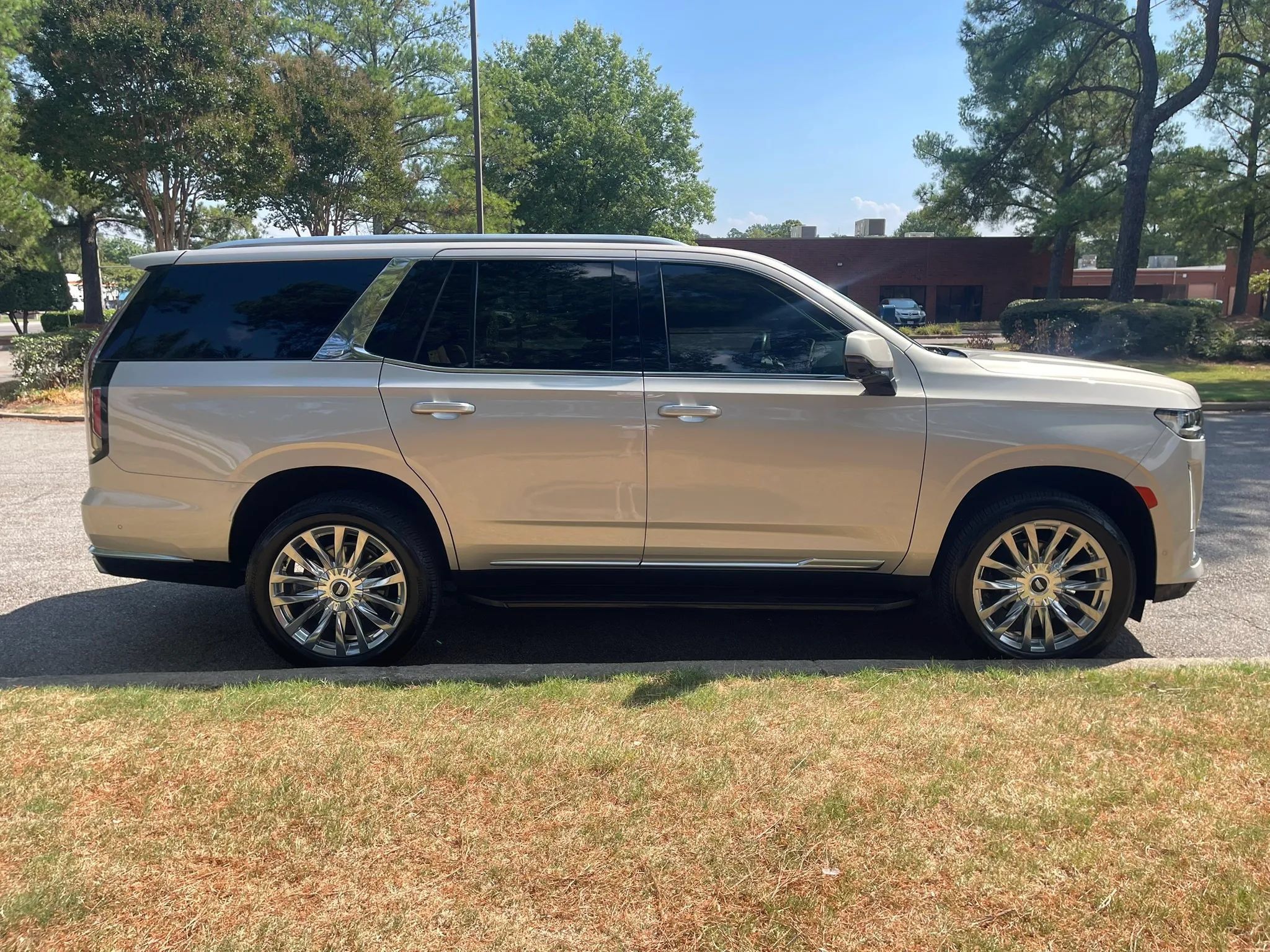 Used 2023 Cadillac Escalade Premium Luxury AWD/4WD image 6