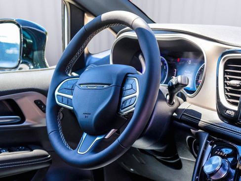 New 2027 Chrysler Pacifica Select FWD image 14