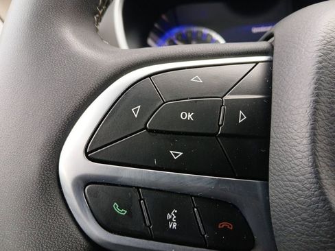 Used 2024 Chrysler Pacifica Touring-L image 11