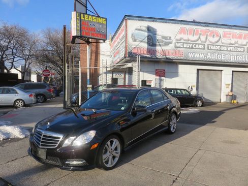 Used 2013 Mercedes-Benz E 350 4MATIC Sedan image 2