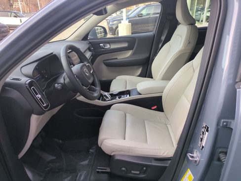 Used 2023 Volvo XC40 B5 Plus w/ Driver Assist Package image 15