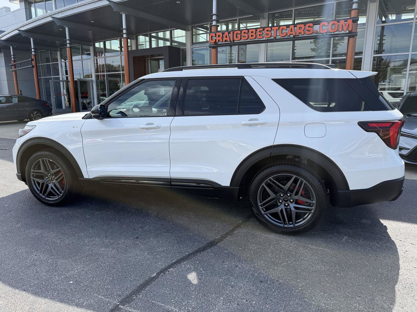 Used 2025 Ford Explorer ST-Line w/ ST-Line Street Pack AWD/4WD image 11