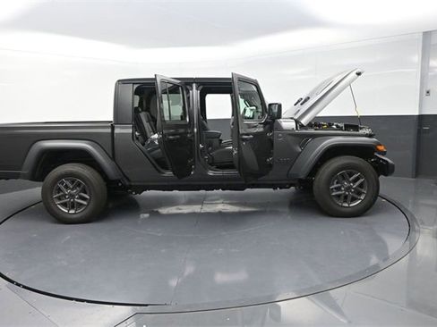 New 2025 Jeep Gladiator Sport image 31