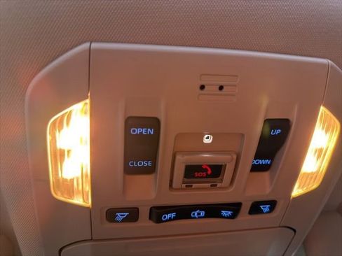 Used 2020 Toyota Highlander XLE image 13