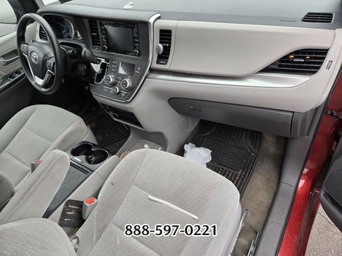Used 2018 Toyota Sienna LE image 3