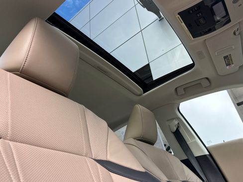 Used 2020 Lexus ES 300h w/ Luxury Package image 16