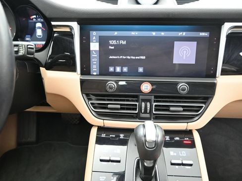 Used 2024 Porsche Macan AWD/4WD image 28