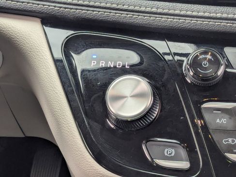 Used 2024 Chrysler Pacifica Select image 21