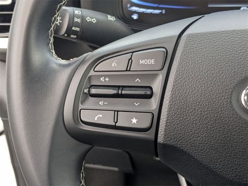 Used 2025 Hyundai Venue Limited image 18