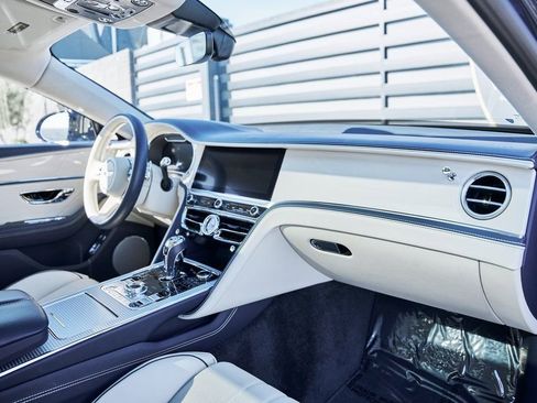 Used 2024 Bentley Flying Spur V8 image 38