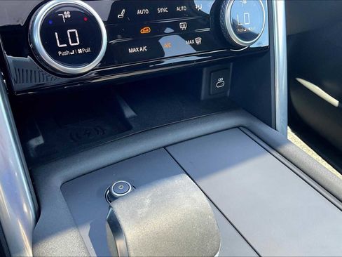 Used 2025 Land Rover Discovery Dynamic SE image 36